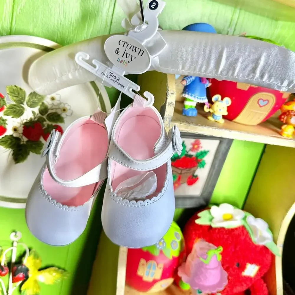 Baby girl brand new with the tags scalloped floral velcro sandals! Size 3-6 M.
